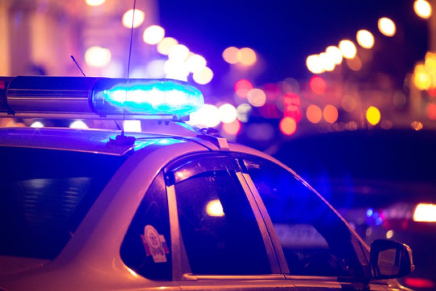 Гонка с полицията в 02:00 часа през нощта: Шофьор се блъсна в паркирана кола