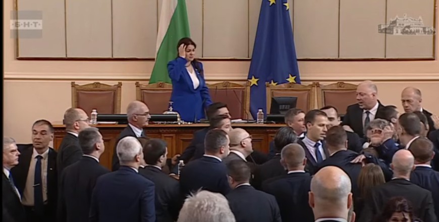 С одрани бузи и счупени очила депутатите отбелязаха Деня на детето (ВИДЕО)