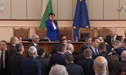 С одрани бузи и счупени очила депутатите отбелязаха Деня на детето (ВИДЕО)