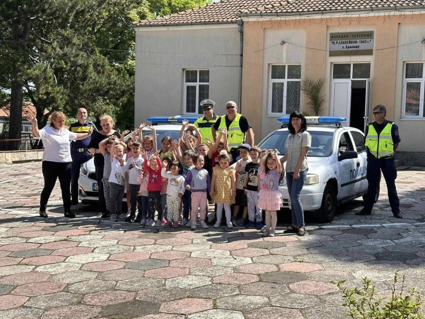 1 юни в село Бранище: Полицаи и деца спират шофьори, за да им подарят балони 