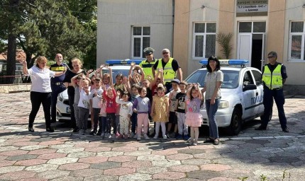 1 юни в село Бранище: Полицаи и деца спират шофьори, за да им подарят балони 