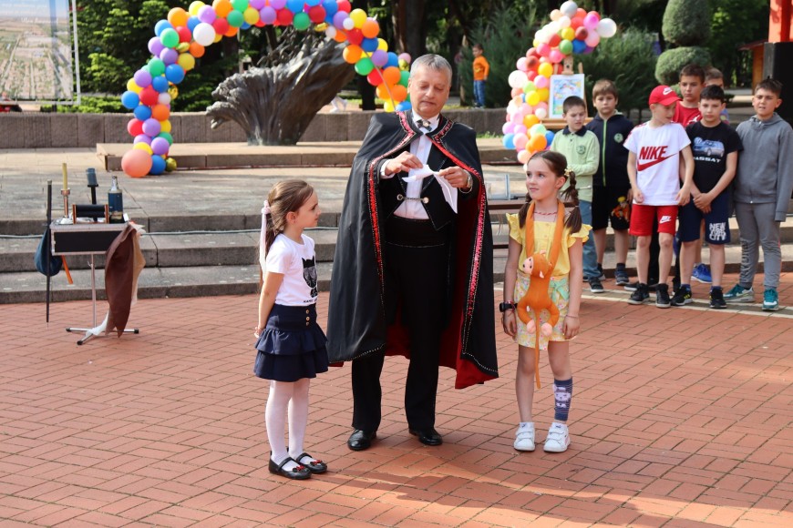 Децата на Генерал Тошево празнуваха днес с магьосник, принц и принцеса 