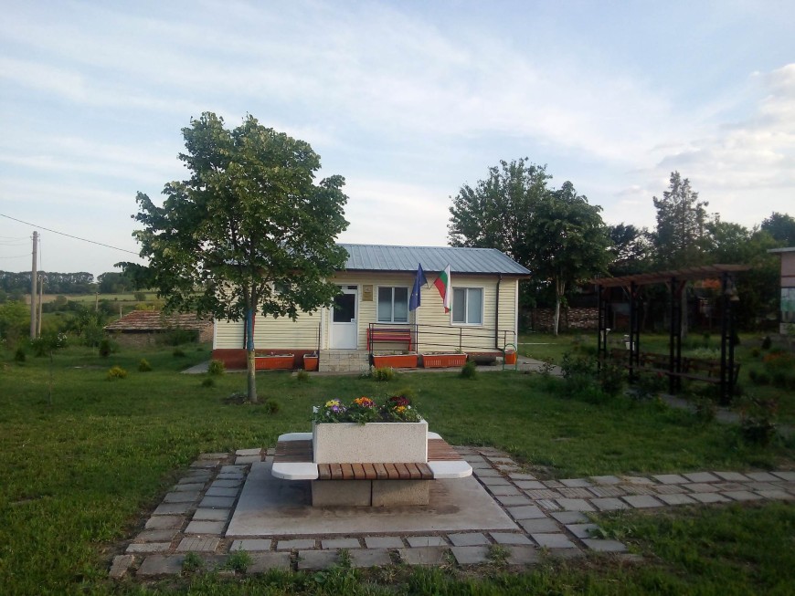 Кметът на Бистрец сам поддържа минипарка в селото