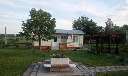 Кметът на Бистрец сам поддържа минипарка в селото
