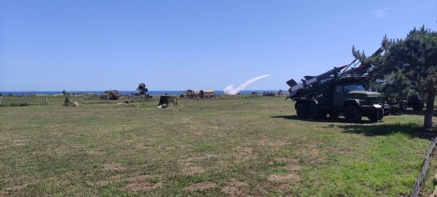 Бойни стрелби показаха български и сръбски военни на полигона в Шабла днес
