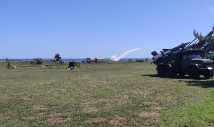 Бойни стрелби показаха български и сръбски военни на полигона в Шабла днес