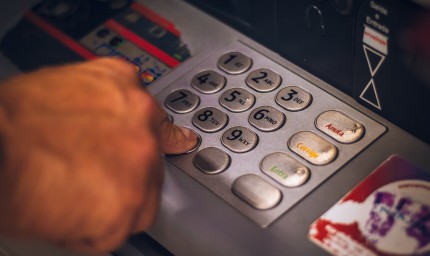 52-годишен мъж, открил чужд портфейл, изтегли пари от картата в него