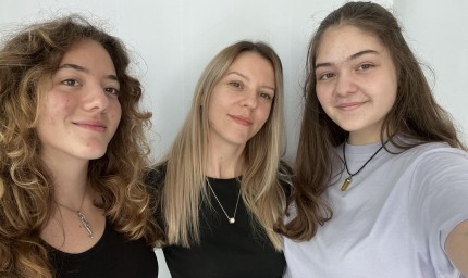 Ученици от ФСГ „Васил Левски“ направиха дарение за Приюта за безстопанствени животни в Добрич