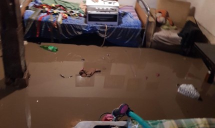 Семейство от село Бдинци, пострадало от вчерашните валежи, живее само на втория етаж от дома си заради наводнение