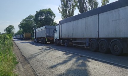 Местната власт настоява за спешни мерки от държавата относно опашките от камиони при ГКПП Кардам