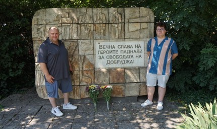 Баща и син се връщат от Америка за да намерят гроба на роднина, борил се за свободата на Добруджа