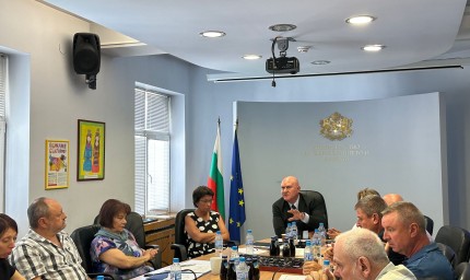 В 90 % от училищата вече са доставени учебници, помагала и познавателни книжки