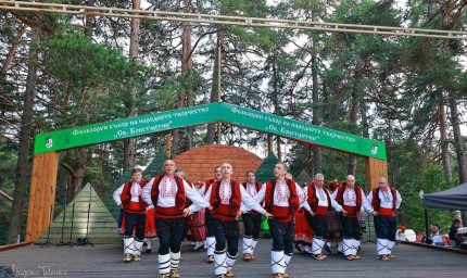 Отличия за самодейните състави от Крушари от събор край Пещера