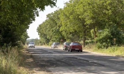 Кърпят дупки по пътя за „Албена“ в разгара на летния сезон