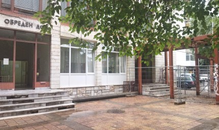 Ремонтират фасадата на Обредния дом