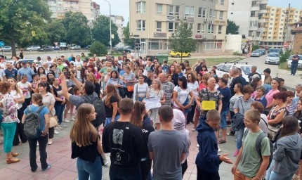 Стотици се събраха в  Добрич в подкрепа на пострадалото момиче от Стара Загора /снимки/