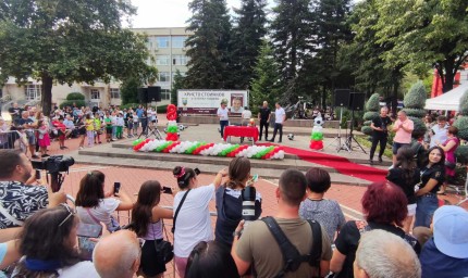 Площад "Бялата лястовица" се препълни с почитатели на Стоичков /снимки/