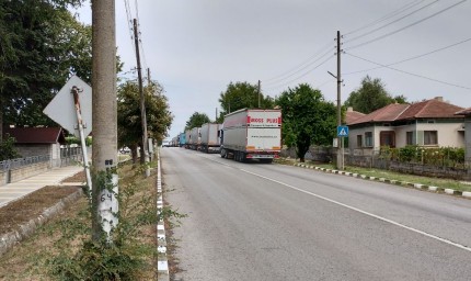 Опашката от камиони преди ГКПП Йовково отново блокира село Кардам