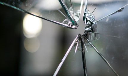 Районната прокуратура в Добрич с обвинение срещу мъж за закана за убийство, хулигански действия и увреждане на чужда собственост