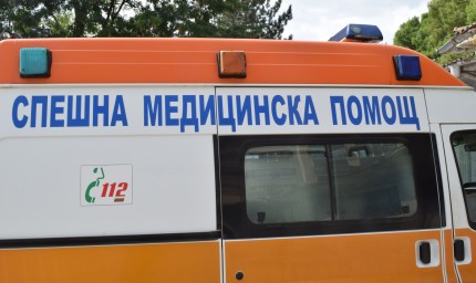 Мъж и жена са в болница след две катастрофи през почивните дни