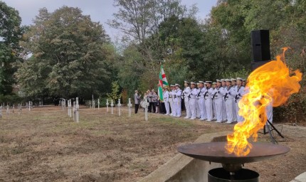 Официални лица и жители на Добрич сведоха глави пред паметта на загиналите за свободата на Добрич