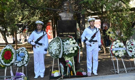 С военен ритуал откриха паметник на генерал-лейтенант Иван Колев във Варна  